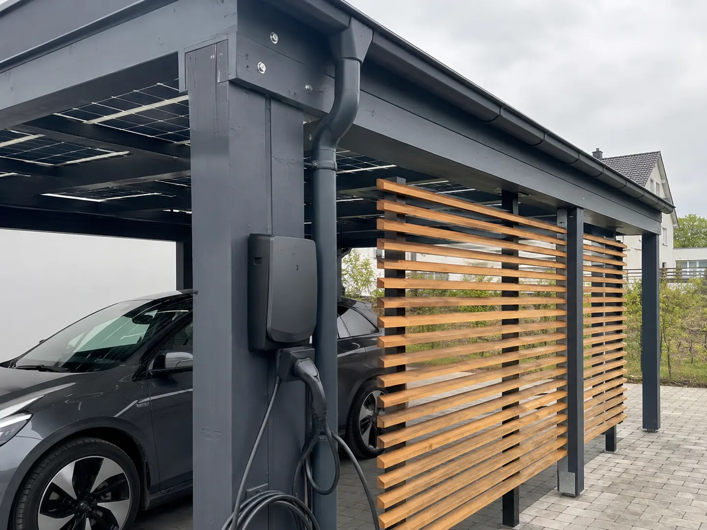 Konstruktionsdetail eines Solarcarports mit Ladepunkt