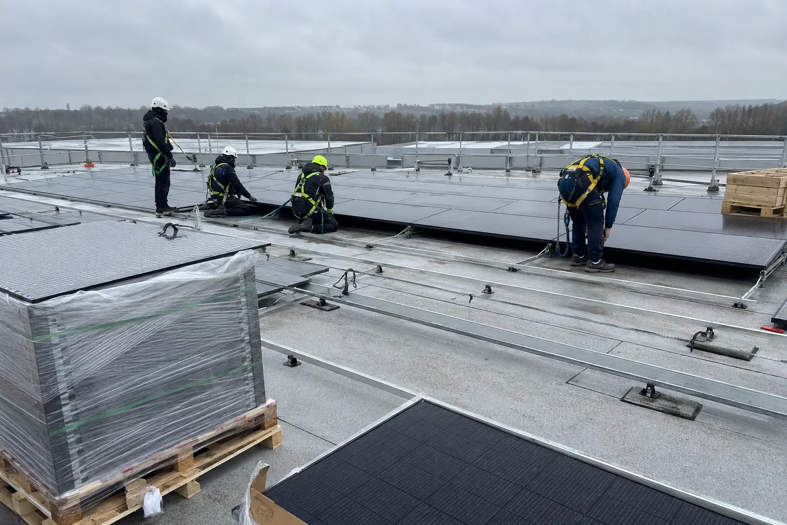 Montage von Photovoltaik auf einem Gewerbedach