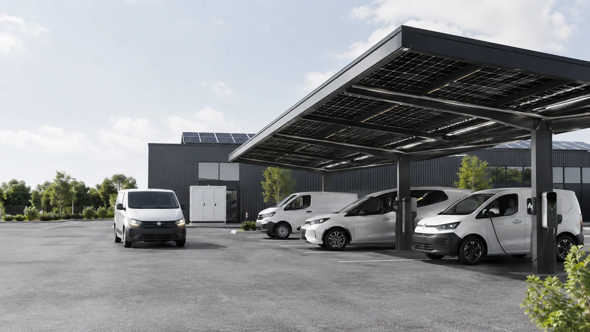 Gewerbliche Fahrzeugflotte unter einem Solarcarport mit Ladeinfrastruktur