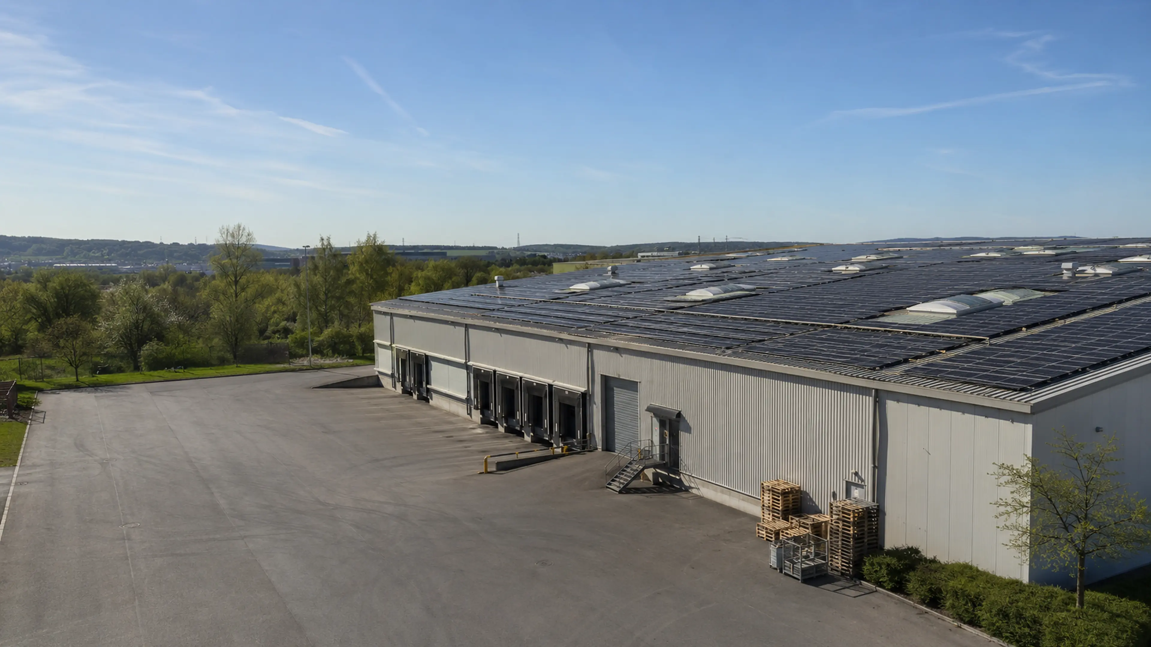 Gewerbehalle mit großflächiger Photovoltaikanlage auf dem Dach