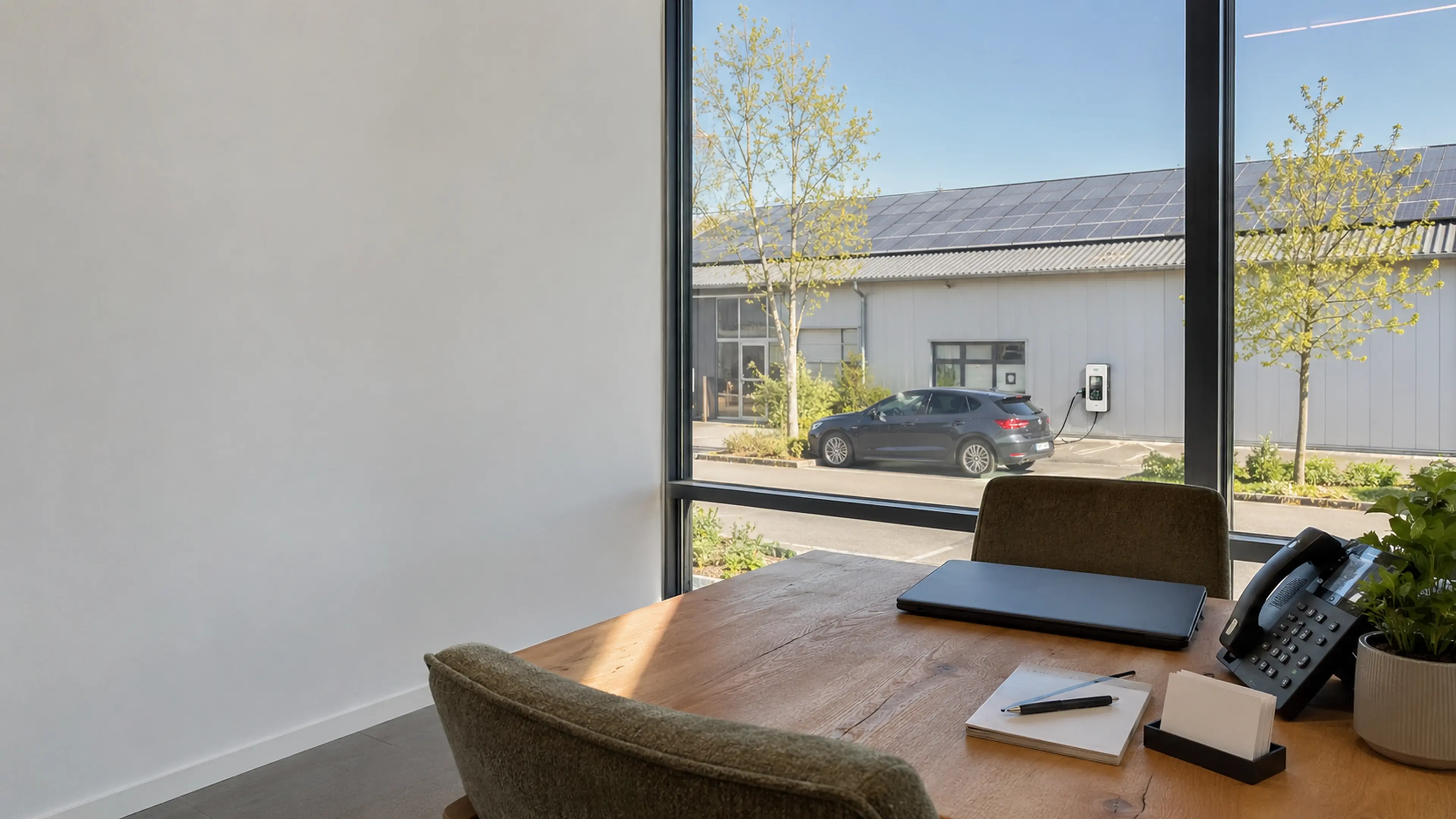 Beratungsgespräch zu einem Photovoltaik- und Energieprojekt