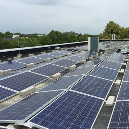 Photovoltaikanlage auf Flachdach.