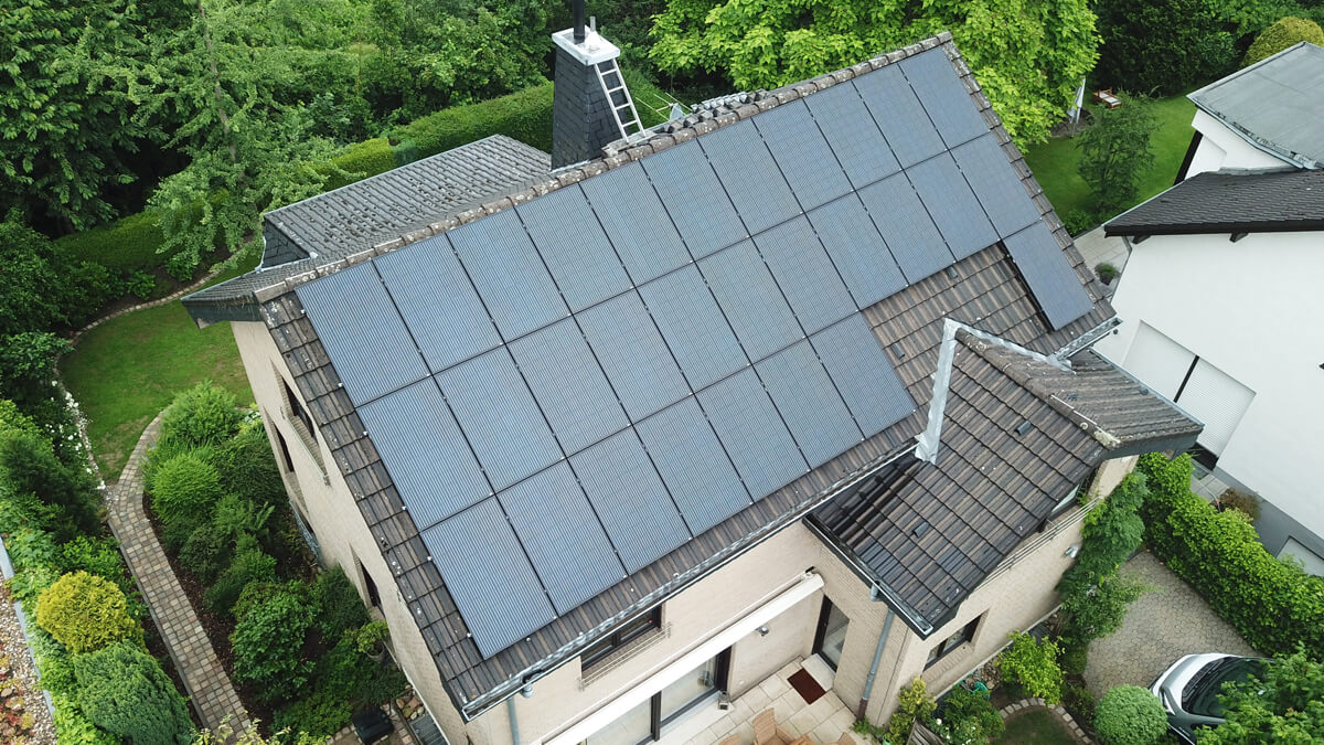 Solaranlage auf dem Dach eines Eigenheims.
