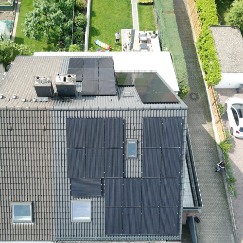 Photovoltaikanlage mit Full-Black-Solarmodulen.