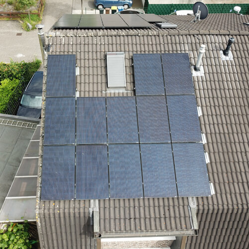 PV-Anlage mit Full-Black-Solarmodulen.