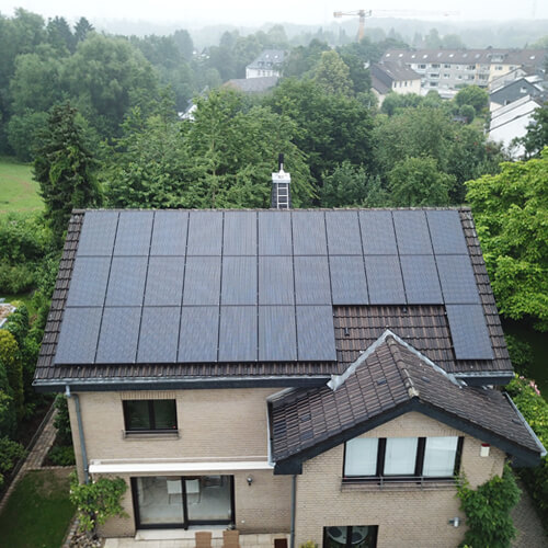Solaranlage auf Dach eines Privathauses.