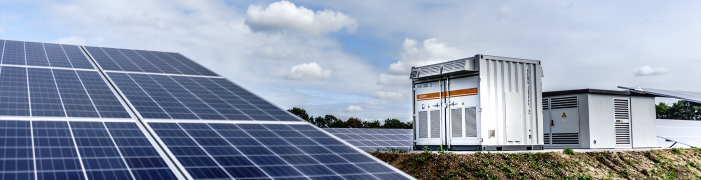 Bild zeigt einen Solarpark mit Stromspeicher Station.
