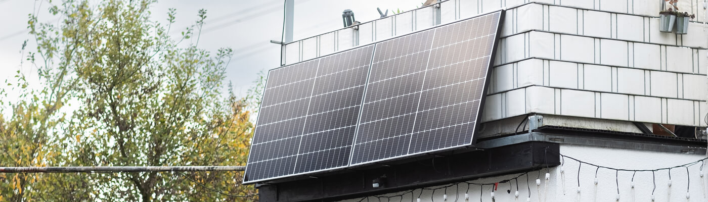 Balkonkraftwerk mit zwei Solarmodulen.