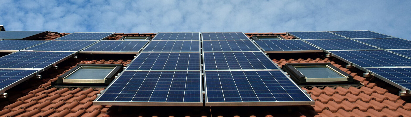 Solaranlage auf Hausdach mit roten Dachziegeln.