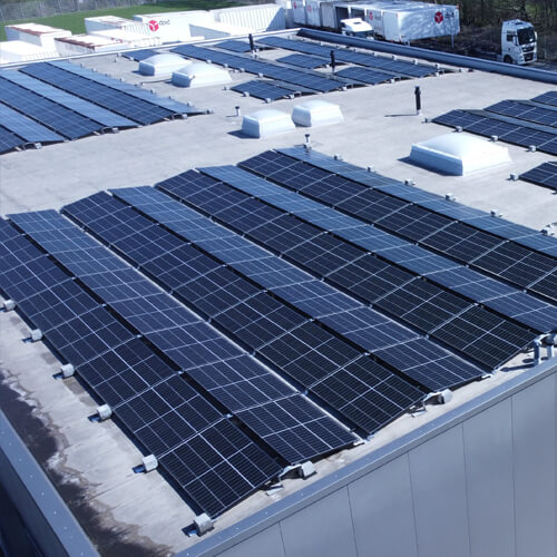 Große Solaranlage in Industriegebiet