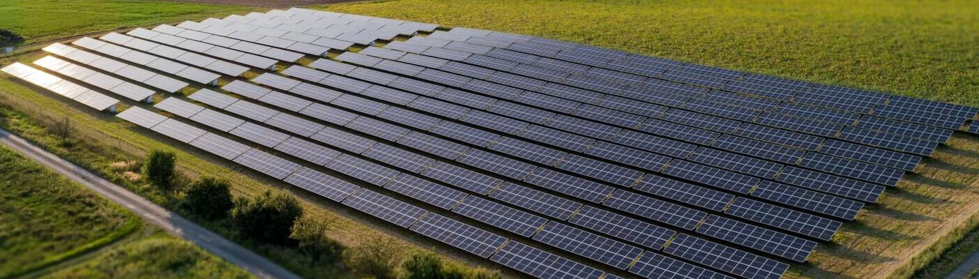 Solarpark von Wiesen und Ackerflächen umgeben